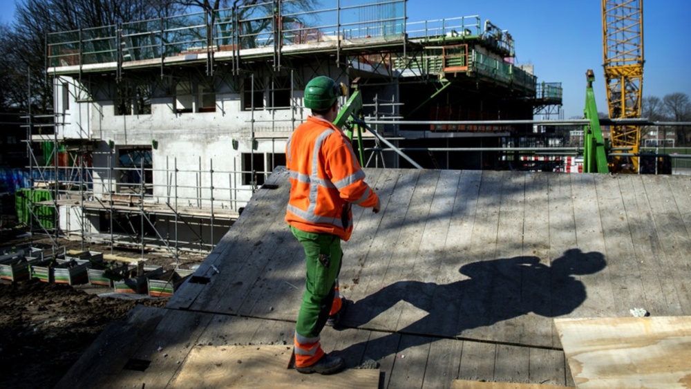 Man aan het werk voor Brand technieken voor een bedrijf.